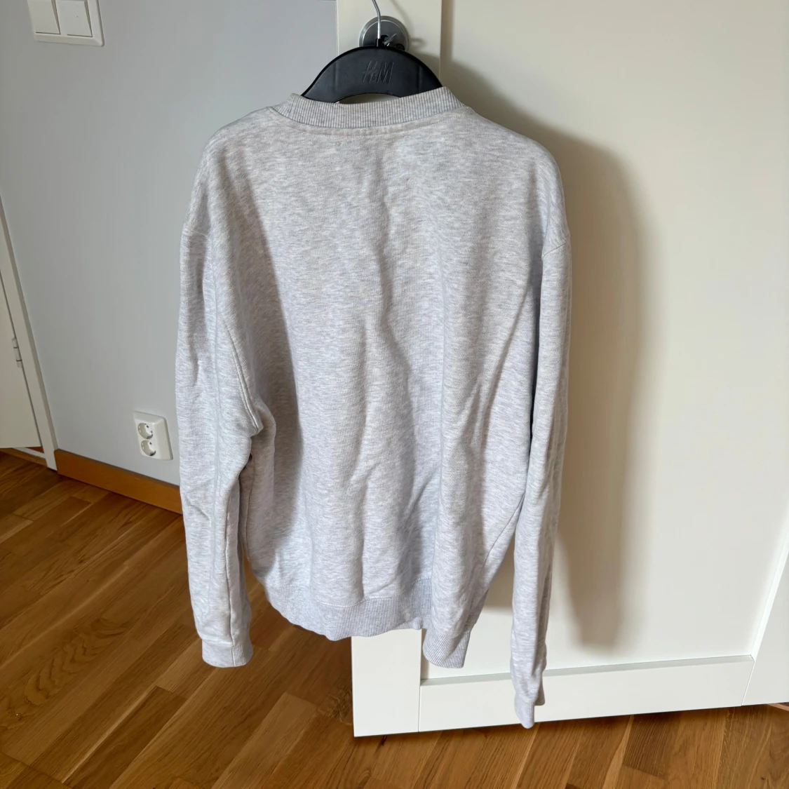 Grå sweatshirt Axel Arigato med patch Strl M - 1
