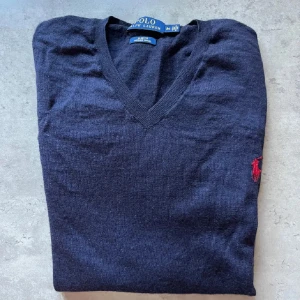 Ralph Lauren tröja  - Säljer en snygg Ralph Lauren tröja i 100% merino ull, som gör tröjan i topp kvalité. Den är i storlek M. Hör av er vid minsta fundering🙌😊