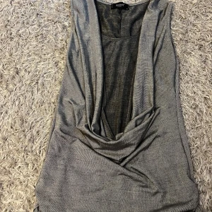 Grå lång topp Sisters Point - Snygg grå lång topp från SisterS point med drappering framtill.