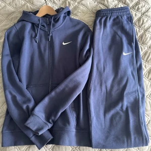 Nike Ställ - Nike Ställ! Bara att fråga vid någon fundering, Säljer billigt då jag rensar mina kläder!