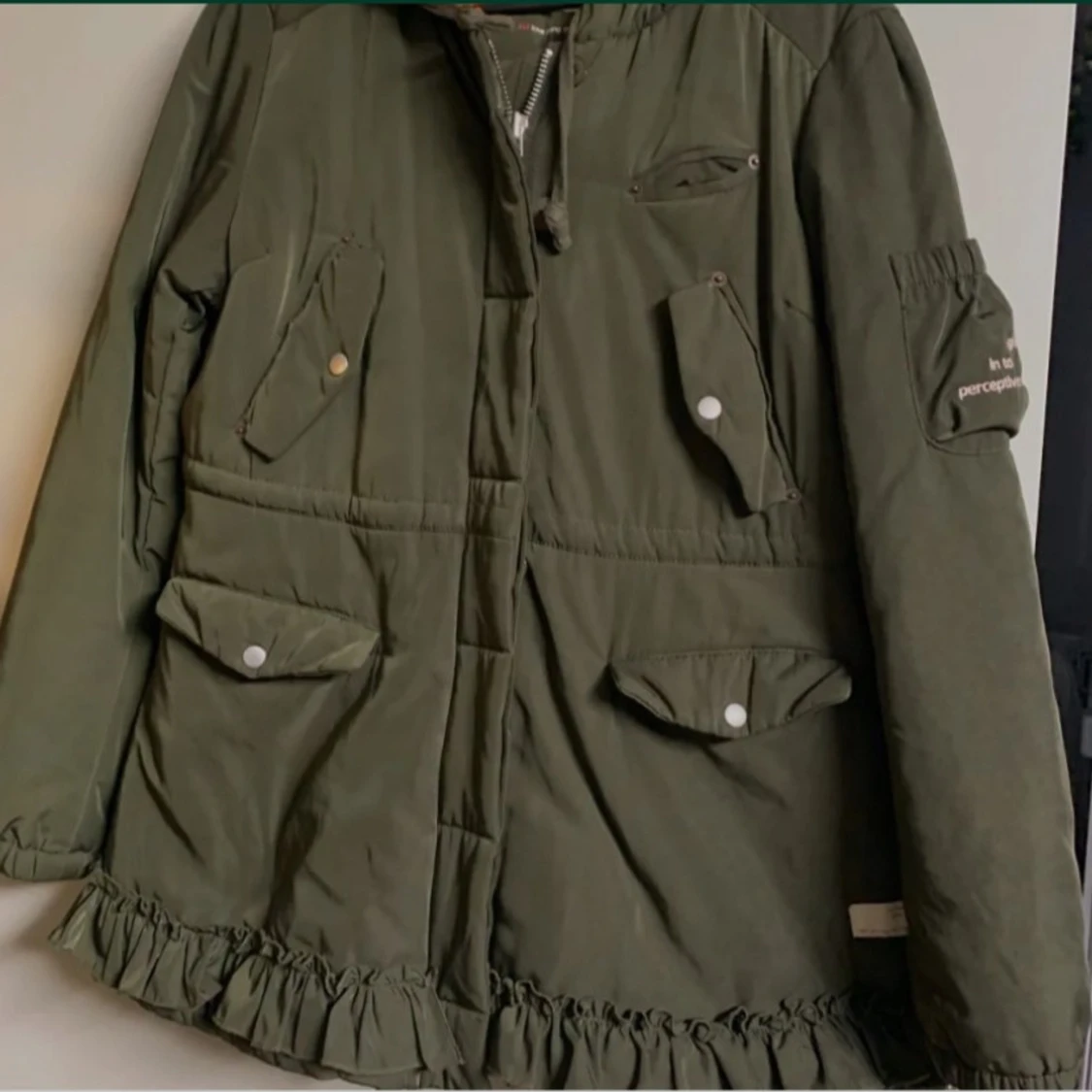 Grön parkajacka Odd Molly med volang