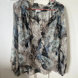 Super fin tröja från Zara💕 - Helt oanvänd blus från Zara i ett jättefint grön blått mesh tyg, den är i mycket bra skick!🫧 priset kan diskuteras 