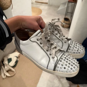 Christian Louboutin - Schyssta loubs i skapligt skick, väldigt sällsynta och passar till alla outfits, saknar några spikar endast men det märks inte av, Inget OG ingår. Men garanterar äkthet då jag har en erfarenhet av hur fakes och äkta är! Skickar oftast samma dag ifall köpet görs innan 13. 