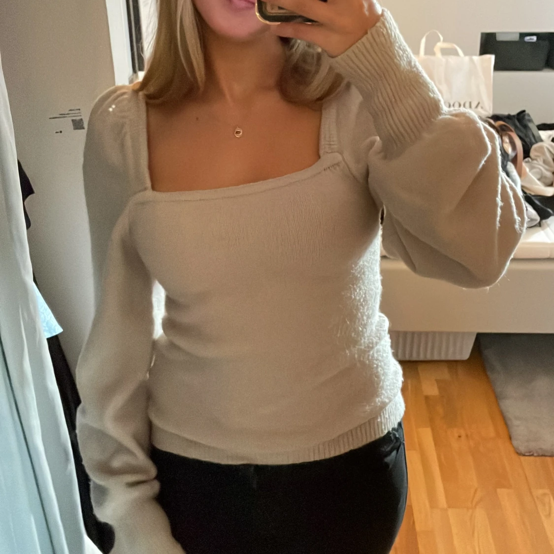 Beige stickad tröja med puffärm - 1