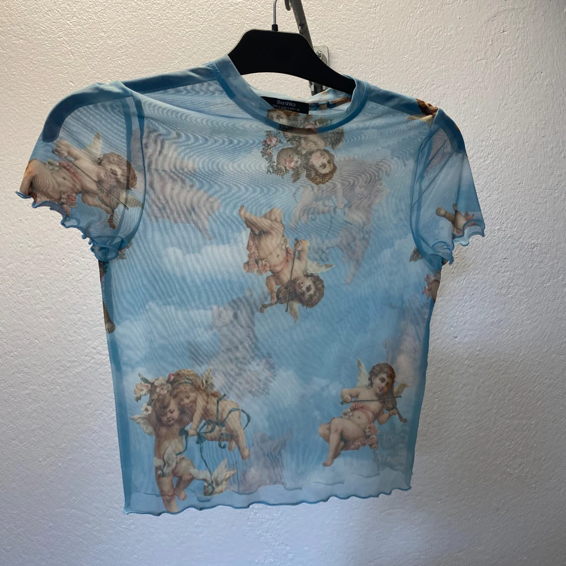 Blå mesh topp med änglamotiv från Bershka