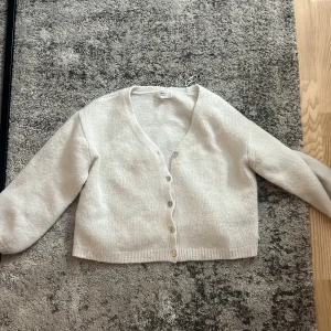 Vit kofta från Gina Tricot  - Supermysig vit kofta från Gina Tricot. Använd ett fåtal gånger ❤️