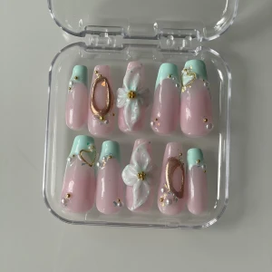 Press on nails med 3D konst - Handgjorda lösnaglar som går att återvända. Se storlek på sista bilden 