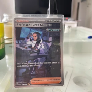 Professor Turo's Scenario - Cool Pokémon-kort med futuristisk design! Professor Turo sitter i ett high-tech lab och planerar sitt nästa drag. Perfekt för dig som gillar samlarkort, strategi och Pokémon-världen. Kortet är i skyddande plast och passar både samlare och spelare. KOM MED PRIS