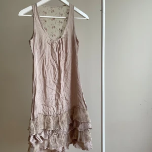 Volangklänning med brodyr - Söt volangklänning med brodyr. Dammrosa, skulle uppskatta till storlek S. Från Indiska - sparsamt använd så mycket bra skick!