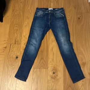 Replay Anbass slim fit jeans blå - Snygga blå Replay Anbass jeans med slim fit, perfekt inför skolstart och hösten!