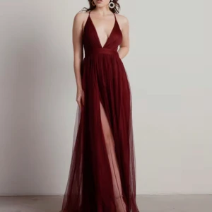 Vinröd balklänning  - Underbar vinröd balklänning i tyll köpt på Vinted. De två slitsarna har jag sytt igen, se bild 3 o 4, men de går enkelt att sprätta upp. Säljer även de röda klackarna som syns på de sista bilderna🫶🏼 tveka inte att höra av dig vid frågor!