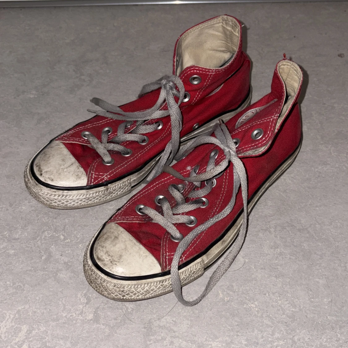 Röda Converse All Star sneakers