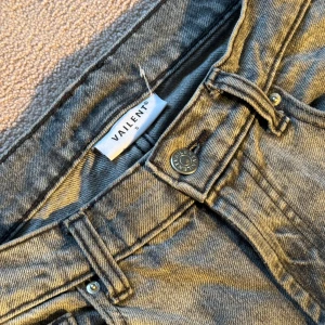 Grå jeans från Vailent - Sköna Jeans ifrån Vailent.                                               Storlek S i mycket bra/nyskick.                                      Nypris: 899kr