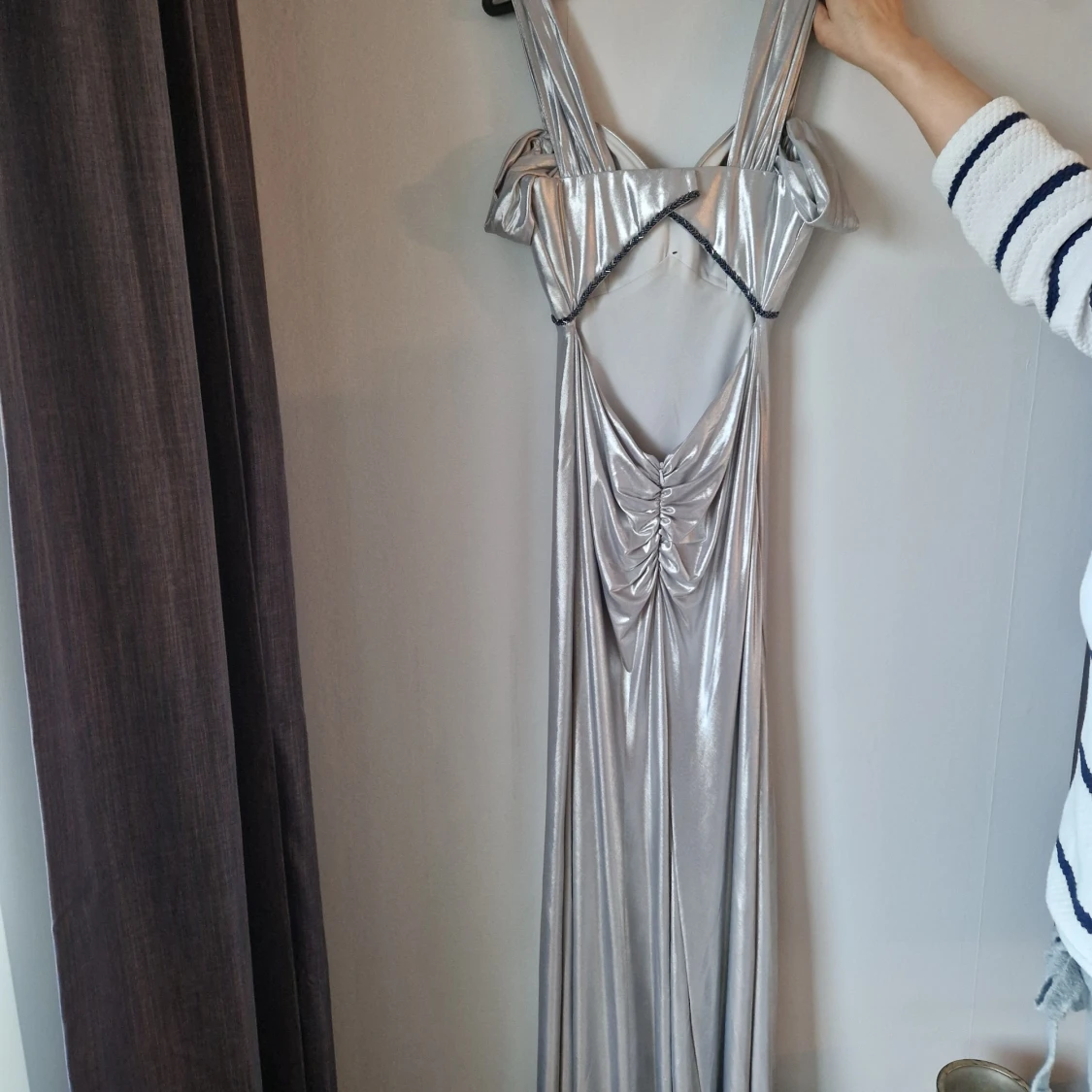 Silverfärgad långklänning med öppen rygg - 2