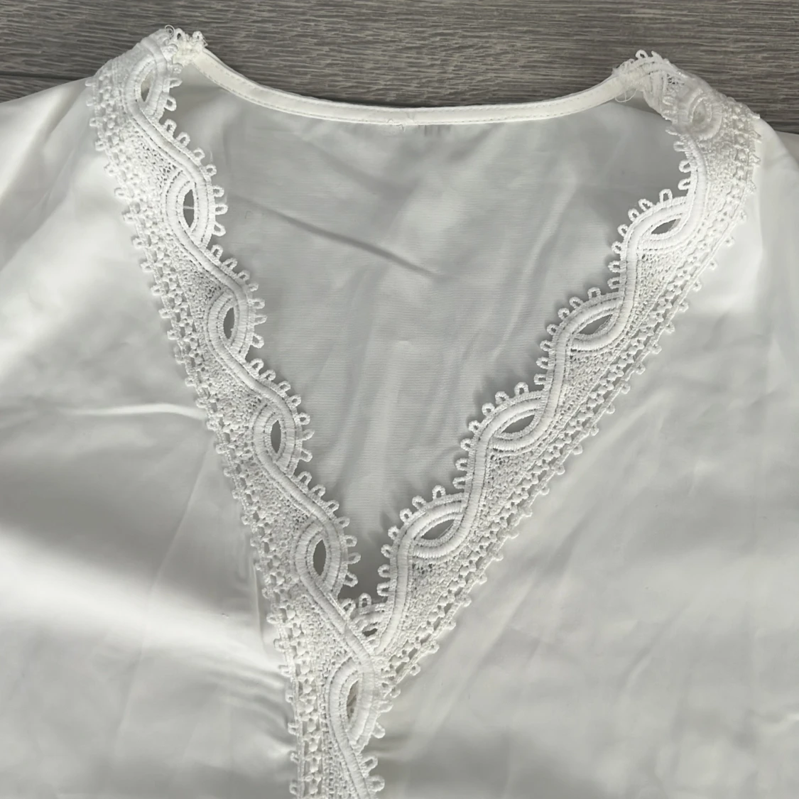 Vit blus med spetsdetaljer - 1