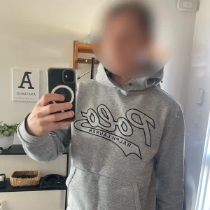 Grå Polo Ralph Lauren Hoodie - Mycket bra skick - Riktigt snygg och sällsynt grå hoodie från Polo Ralph Lauren med stor logga framtill. Skick 8-9/10 🚀Storlek - sitter som S/M finns ingen etikett, jag är 179 väger 67 och sitter bra på mig.                               Skickas alltid samma dag 🌟🌟Priset kan såklart diskuteras! 