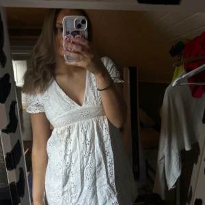 Vit klänning  - Vit broderad klänning. Perfekt till skolavslutning eller student!