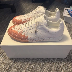 Masion margiela  - Tja säljer dessa sjukt rare Masion margiela skor! Dom är endast använda 1 gång. Men det syns inte bara pytte lite smuts under. Man får med ALLT OG och orderbekreftelse! De kommer att vara som ur butik när jag packarMitt pris:4500kr | Ny pris: 9000kr+. Kan gå ner i pris vid snabb affär! Kan även tänka mig att byta så kom med förslag i dm! Kan fixa fler bilder om det behövs! 