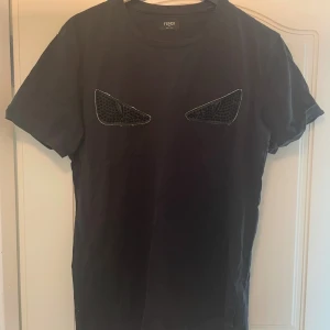 Svart t-shirt från Fendi - Snygg svart t-shirt från Fendi