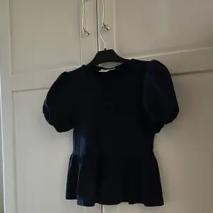 Jättefin marinblå topp från Gina y. Skitsnyggt att inför sommaren och våren! Knappt använd, skriv för mer bilder!💞💞