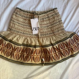 Zara kjol - Super fin kjol från Zara som inte säljs längre, aldrig använd med prislapp kvar, den har inbyggda shorts också!🥰priset går att diskutera🥰