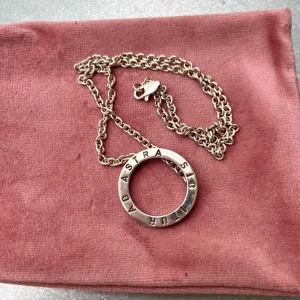 Efva Attling Astra halsband silver - Snyggt halsband från Efva Attling med text ”Sic itur ad Astra” som betyder vägen till stjärnorna . Använt sparsamt. Nypris 2500:-