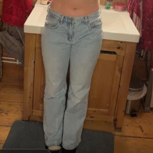 Ljusblå jeans - Snygga ljusblå jeans med en klassisk design. De har en rak passform och är perfekta för en avslappnad stil. Jeansen har 4 fickor och en knappgylf. Storlek M och passar på mig som är 174