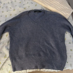 Blå stickad tröja från Vero Moda - Säljer en mysig blå stickad tröja från Vero Moda. Tröjan har en v-ringad hals och långa ärmar. Den är enkel och stilren, de är därför jag älskar den. Den har dock inte kommit till användning på senaste ☺️