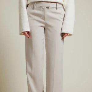 Beige kostymbyxor - Beige kostymbyxor från Bikbok. Dem har en rak modell med mid waist, I mycket bra skick 