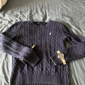 Ralph Lauren tröja  - Super bra skick! Storlek M Ny pris 2199kr Mitt pris 699kr Herr tröja. Skriv vid minsta fundering😊