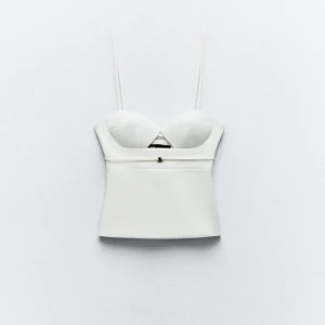 Vit korsett  - Skitsnygg, populär vit korsett från Zara. Perfekt för sommaren eller nu till Valborg! 🙌🌸💓🍾helt ny, oanvänd med prislapp kvar