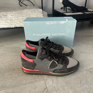 Philippe model trainers  - |Säljer nu dessa snygga Philippe model trainers|Skorna är i storlek 43|De är i använt skick men helhetsintrycket är bra|I köpet medföljer box|Vid eventuella frågor är du välkommen att kontakta oss|