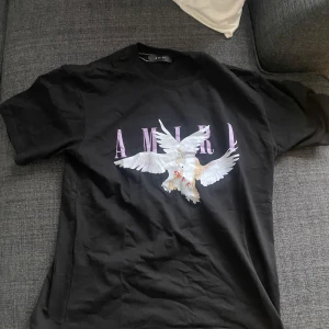 Amiri T shirt  - Snygg svart t-shirt från Amiri helt ny kan passa M också 