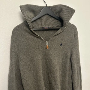 Grön stickad tröja från Morris - Säljer en stilren mörk grön stickad tröja från Morris, den har en lång krage vilket e riktigt snyggt, använd ett fåtal gånger så i ett mycket bra skick!