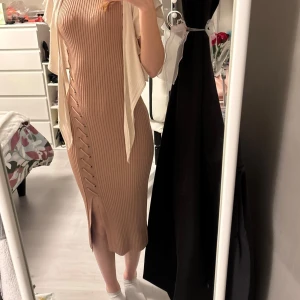 Beige designer guess klänning - Aldrig använd, endast testad 