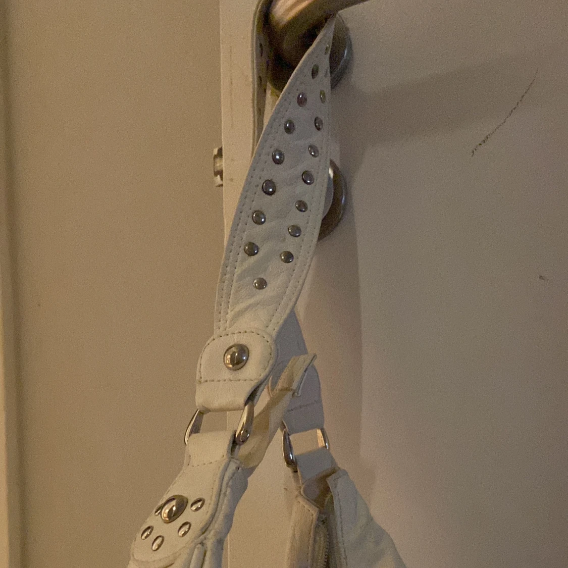 Vit axelväska med nitar - 2