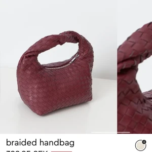 Vinröd flätad handväska - Snygg vinröd handväska med flätat mönster och dragkedja. Perfekt accessoar för att lyfta din outfit.