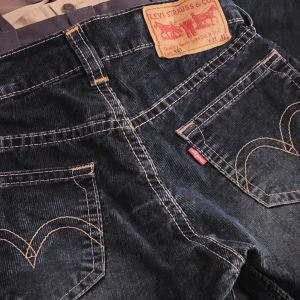 Levi's jeans i mörkblå denim - Snygga Levi's jeans i mörkblå denim med klassisk femficksdesign och kontrastsömmar. De har en normal passform och är perfekta för en avslappnad stil. Manchetermodell 901. 28W 32L 