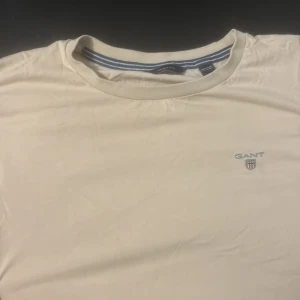 Beige t-shirt från GANT - Säljer en beige t-shirt från GANT. 152 cm