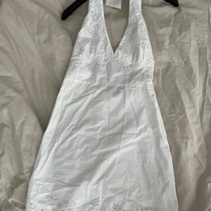 Vit ärmlös klänning  - Super fin sommarklänning från zara perfekt till studenten! 