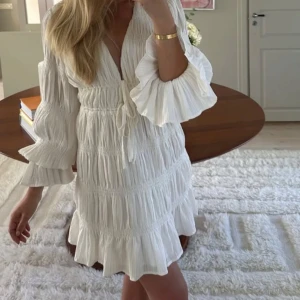 Drömklänning!!! 🤍🤍 - Säljer denna helt fantastiska klänningen från Moa Mattssons senaste kollektion med NaKd, helt slutsåld! 💛 Alla lappar kvar 🌸 En dröm verkligen!! Tänk till student eller midsommar ..🤭 Dm vid frågor!  Säljer endast vid bra bud 🩷 Först till kvarn! 