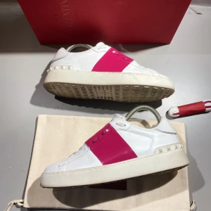 Valentino Open Skor - Hej! Säljer nu mina skor från märket Valentino, storlek 36, bra skick allt ingår. Givetvis äkta, Tveka inte på att höra av dig om du har frågor eller funderingar kring skorna!