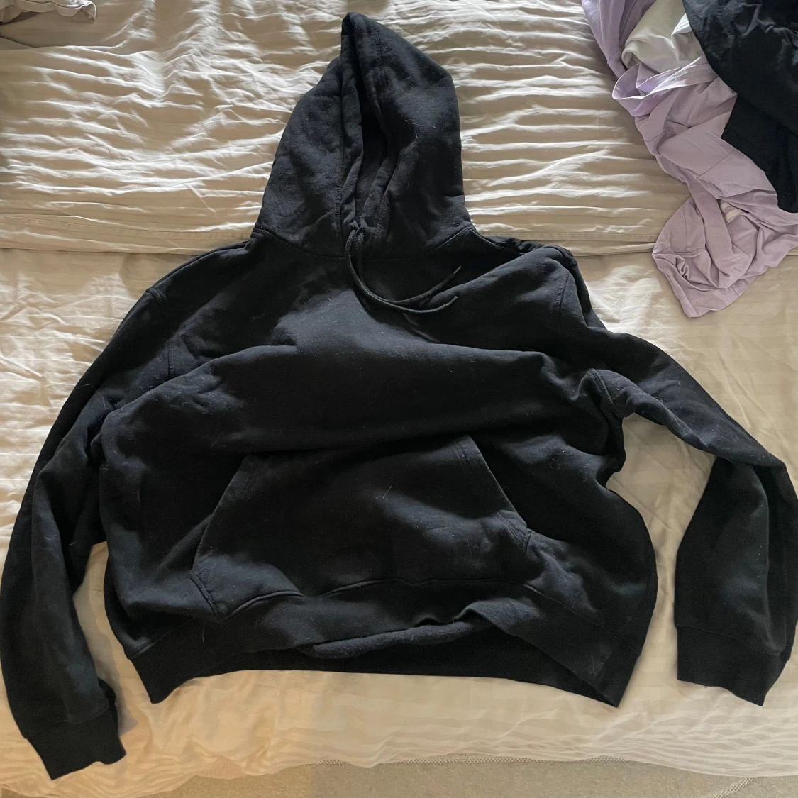 Svart hoodie