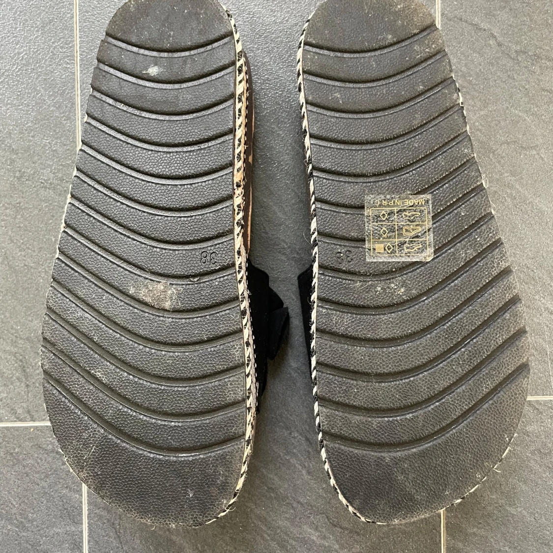 Svarta sandaler med fina detaljer  - 1