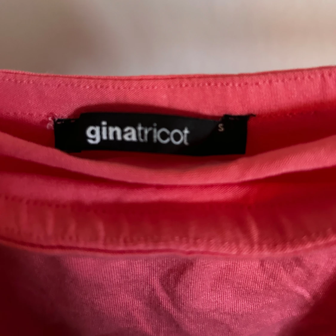 NY- axelbandslös klänning från Gina Tricot - 2