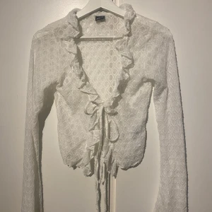 Vit spetsblus från Gina Tricot - Säljer en vit blus från Gina Tricot. Har aldrig använt den. Kvaliten är superbra. Priset kan diskuteras.