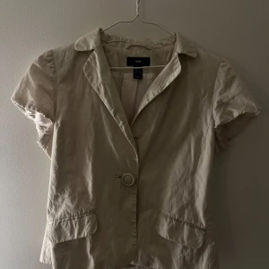 Beige kavaj från H&M - Superfin! Köpt i andra hand, använt 1-2 gånger