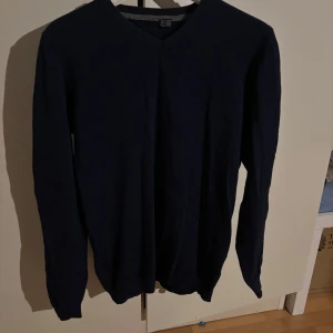 Pullover  - Sälljer en marinblå pullover i Strl M. Mycket bekvämt material. Mycket bra skick 9/10. Hör av er vid funderingar. Ej öppet köp.