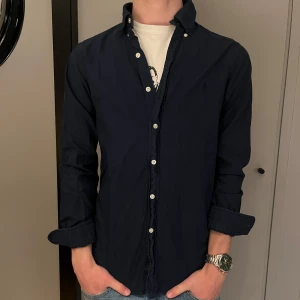Ralph lauren skjorta - Riktigt snygg ralph lauren skjorta i nyskick. Perfekt inför sommaren. Nypris 1600kr vårt pris 499kr✅ fraktas inom 24h📦✅