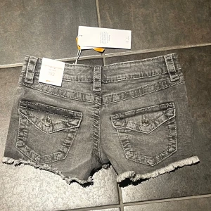 Lågmidjade jeansshorts från Gina Tricot  - Lågmidjade grå jeansshorts från Gina, aldrig använda och med prislapp kvar. Stl 152💕säljer då de är för små på mig. Midjemått: 35 rakt över men de är justerbara till mindre💕